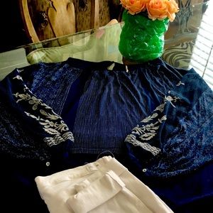 Free people gorgeous blousy top over skinny jeans.